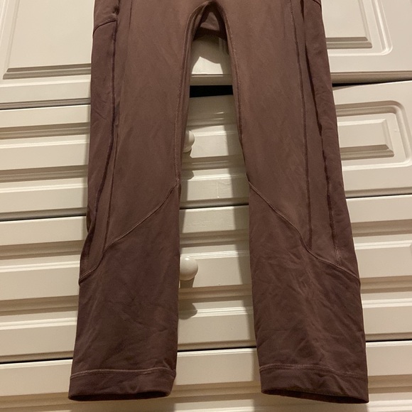 Lululemon 23’ cropped size 12 leggings - Picture 5 of 6